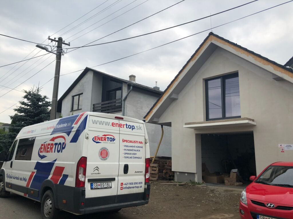 Dvojgeneračný rodinný dom v Sabinove s kúrením a vodoinštaláciami, realizácia ENERTOP