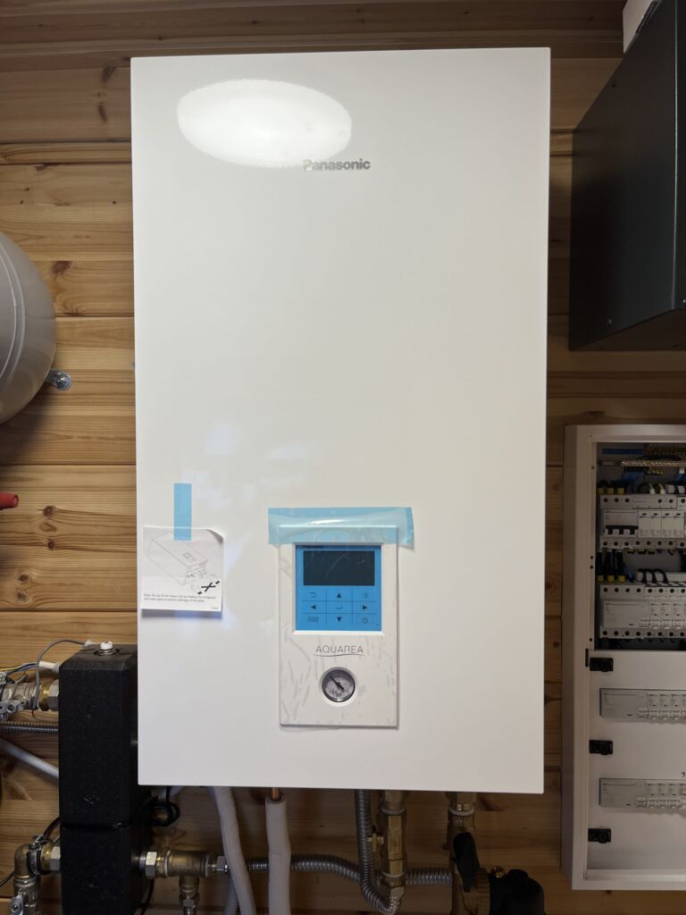 Zrubový rodinný dom vo Vysokých Tatrách, vonkajšia jednotka tepelného čerpadla Panasonic, realizácia ENERTOP