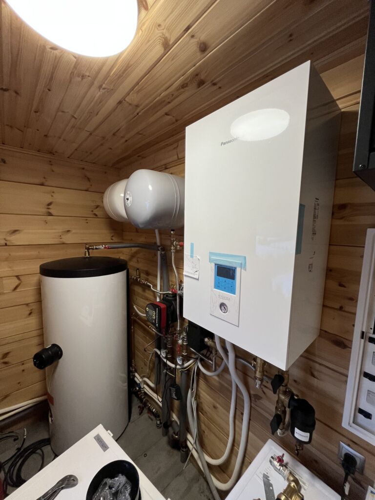 Zrubový rodinný dom vo Vysokých Tatrách, vonkajšia jednotka tepelného čerpadla Panasonic, realizácia ENERTOP