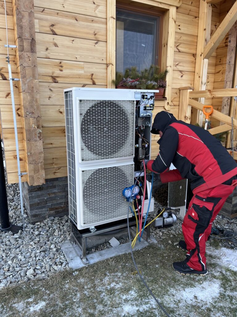 Zrubový rodinný dom vo Vysokých Tatrách, vonkajšia jednotka tepelného čerpadla Panasonic, realizácia ENERTOP