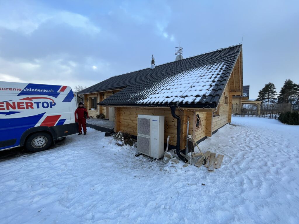Zrubový rodinný dom vo Vysokých Tatrách, vonkajšia jednotka tepelného čerpadla Panasonic, realizácia ENERTOP