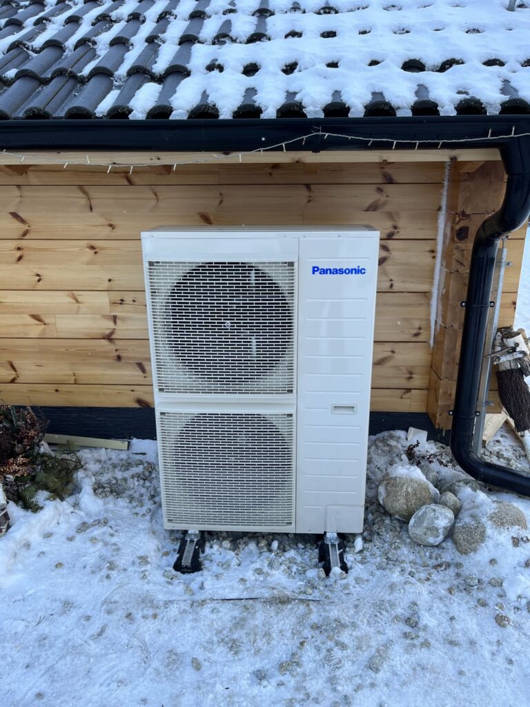 Zrubový rodinný dom vo Vysokých Tatrách, vonkajšia jednotka tepelného čerpadla Panasonic, realizácia ENERTOP