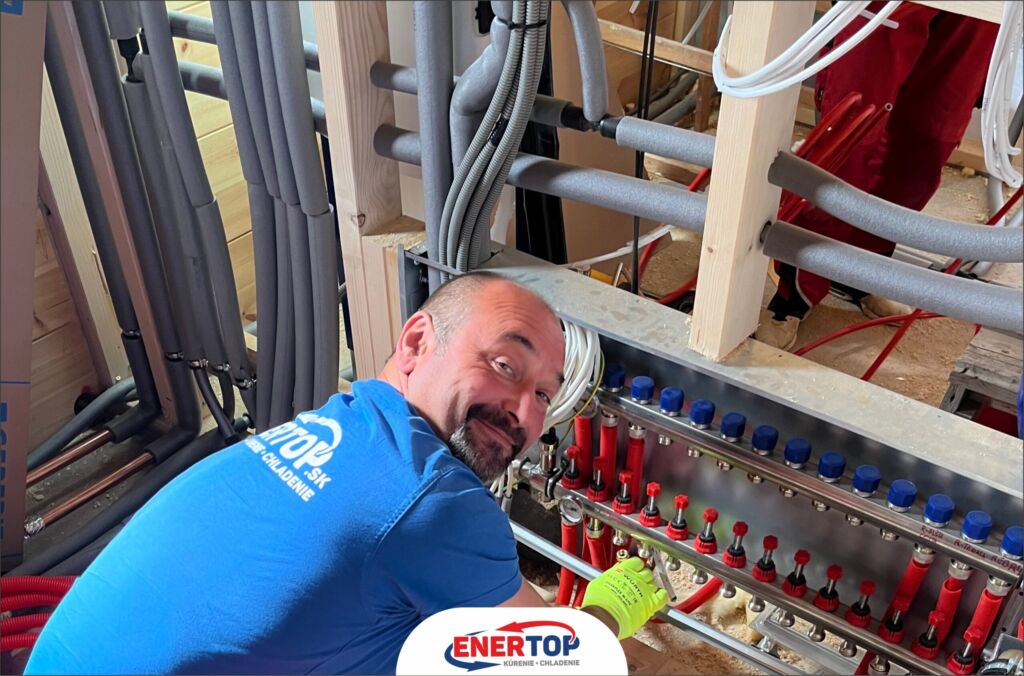 Podlahové kúrenie Top Heating nainštalované v rezidenčnej štvrti drevodomov vo Veľkej Lomnici, realizácia Enertop