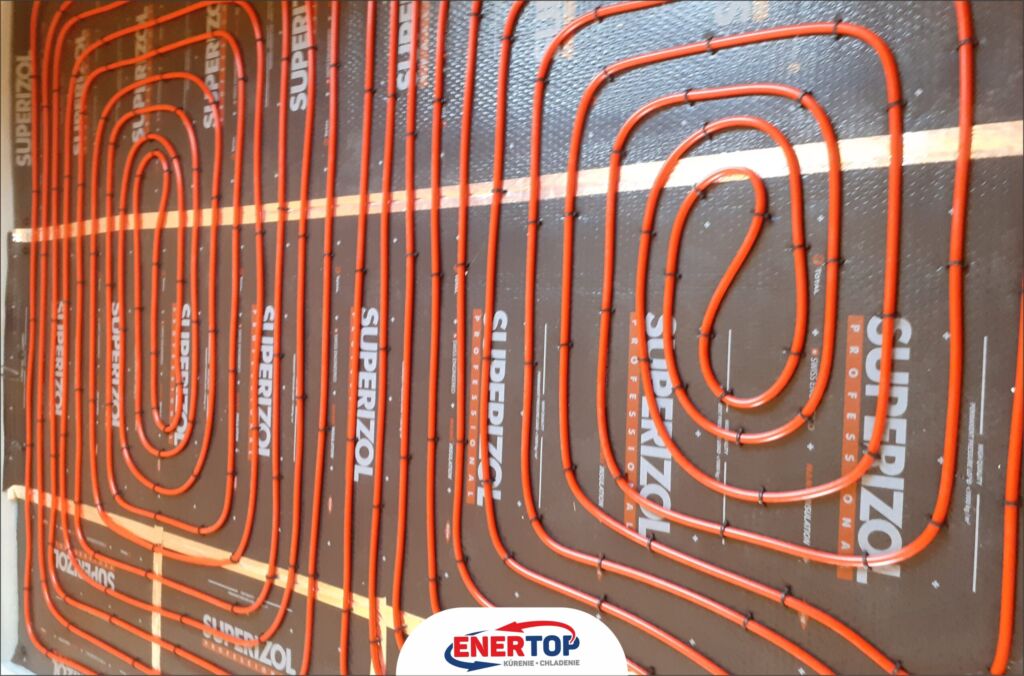Podlahové kúrenie Top Heating nainštalované v rezidenčnej štvrti drevodomov vo Veľkej Lomnici, realizácia Enertop