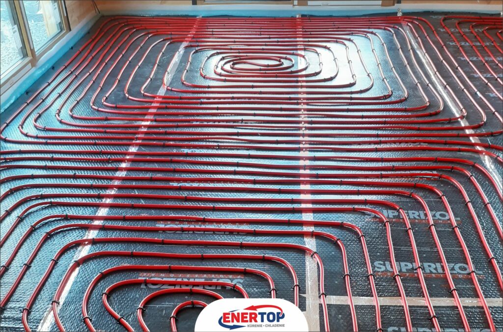 Podlahové kúrenie Top Heating nainštalované v rezidenčnej štvrti drevodomov vo Veľkej Lomnici, realizácia Enertop