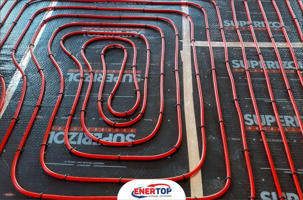 Podlahové kúrenie Top Heating nainštalované v rezidenčnej štvrti drevodomov vo Veľkej Lomnici, realizácia Enertop