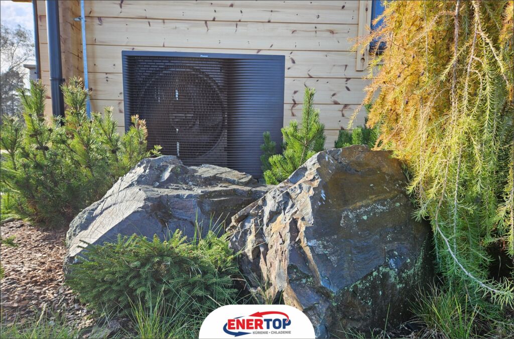 Tepelné čerpadlo Daikin nainštalované v rezidenčnej štvrti drevodomov vo Veľkej Lomnici, realizácia Enertop